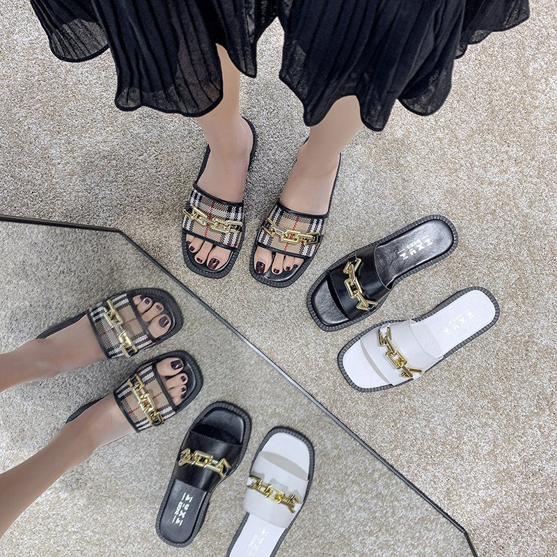 Chères pantoufles élégantes avec accessoire chaîne décoratif Chic und Stil