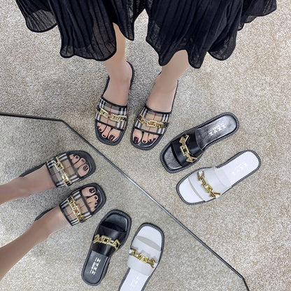 Chères pantoufles élégantes avec accessoire chaîne décoratif Chic und Stil