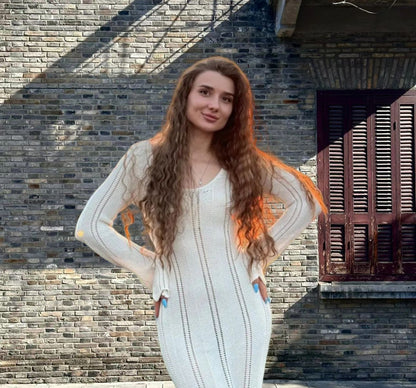 Robe maxi en tricot pour femmes avec un motif ajouré raffiné et un profond décolleté en V Chic und Stil