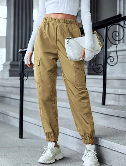 Women's cargo pants with a sporty design featuring an elastic waistband and practical pockets Chic and Style