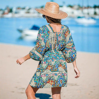 Robe de plage pour femmes avec un look drapé et un motif à la mode Chic und Stil