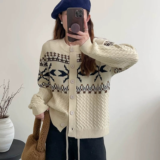 Cardigan en gros tricot pour femmes avec motif en torsades décoratif et détails de boutons Chic und Stil