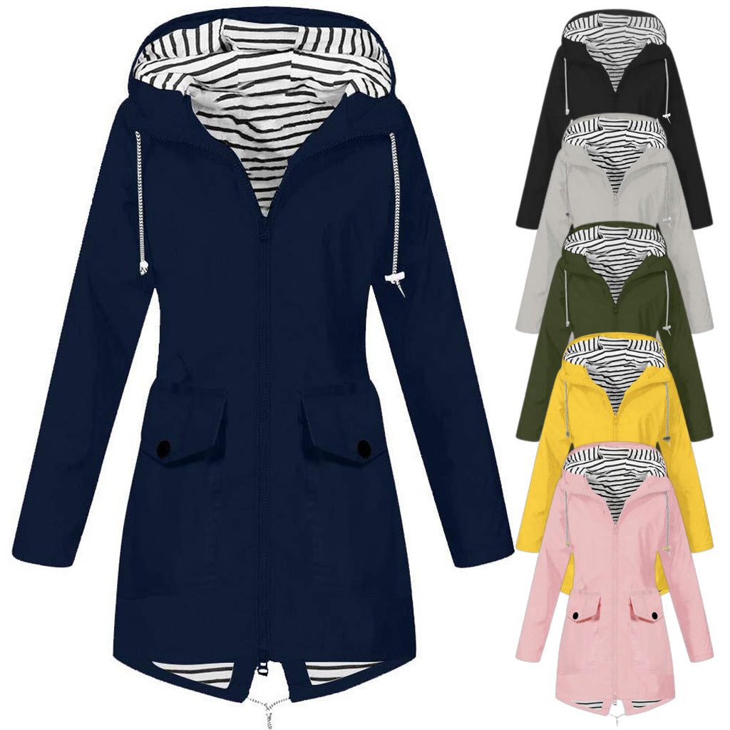 Functional women's jacket with adjustable hood and practical pockets Chic and Style