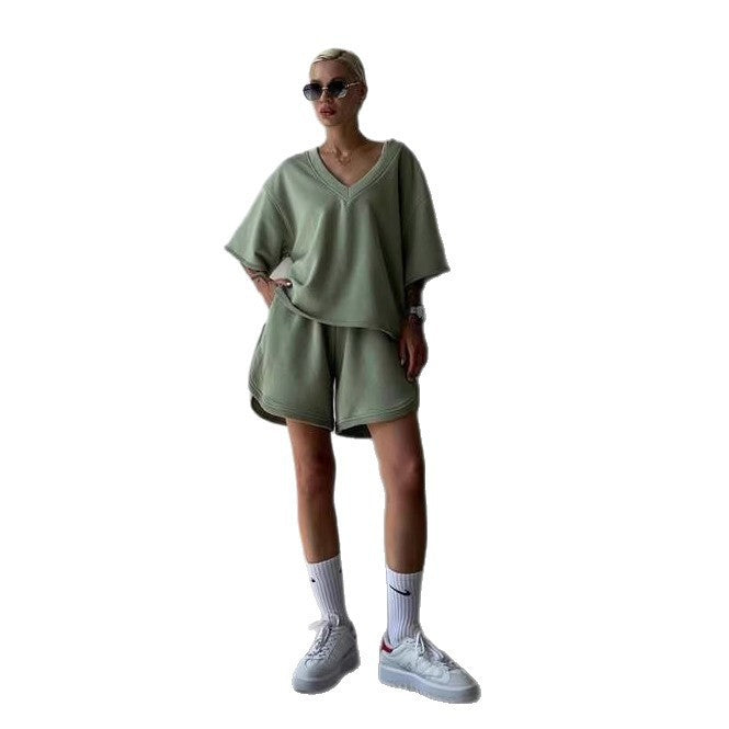 Chic und Stil Women's Casual V Neck Set with Comfortable Shorts and Oversized Top