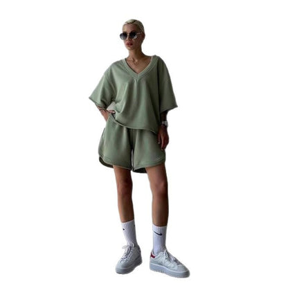 Chic und Stil Women's Casual V Neck Set with Comfortable Shorts and Oversized Top