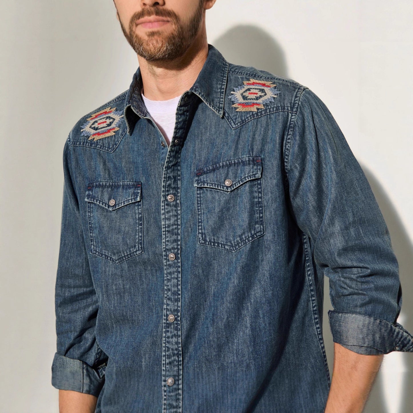 Chemises en jean pour hommes avec un design de broderie attrayant Chic und Stil