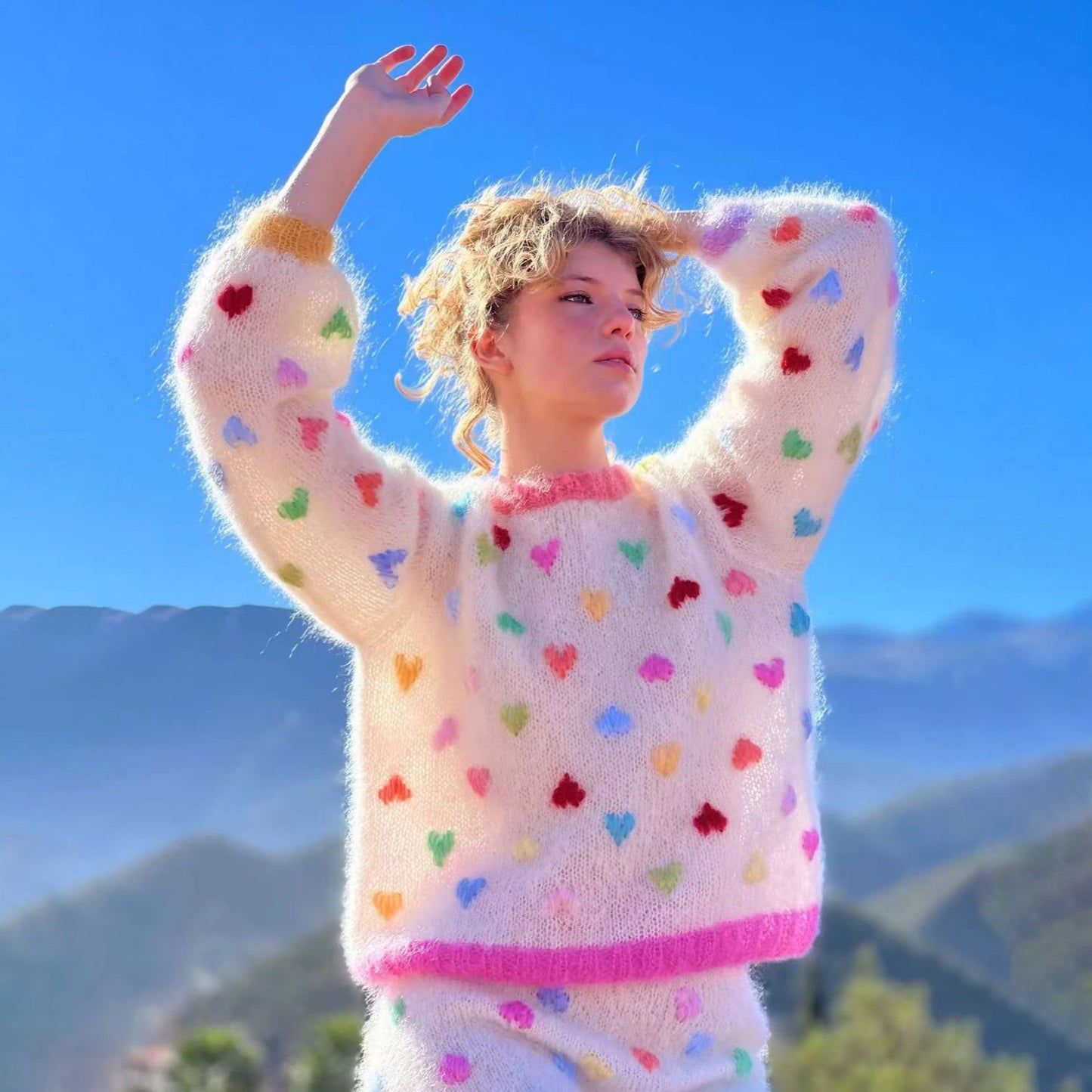 Pull femme avec des appliqués en forme de cœur colorés et un matériau doux Chic und Stil