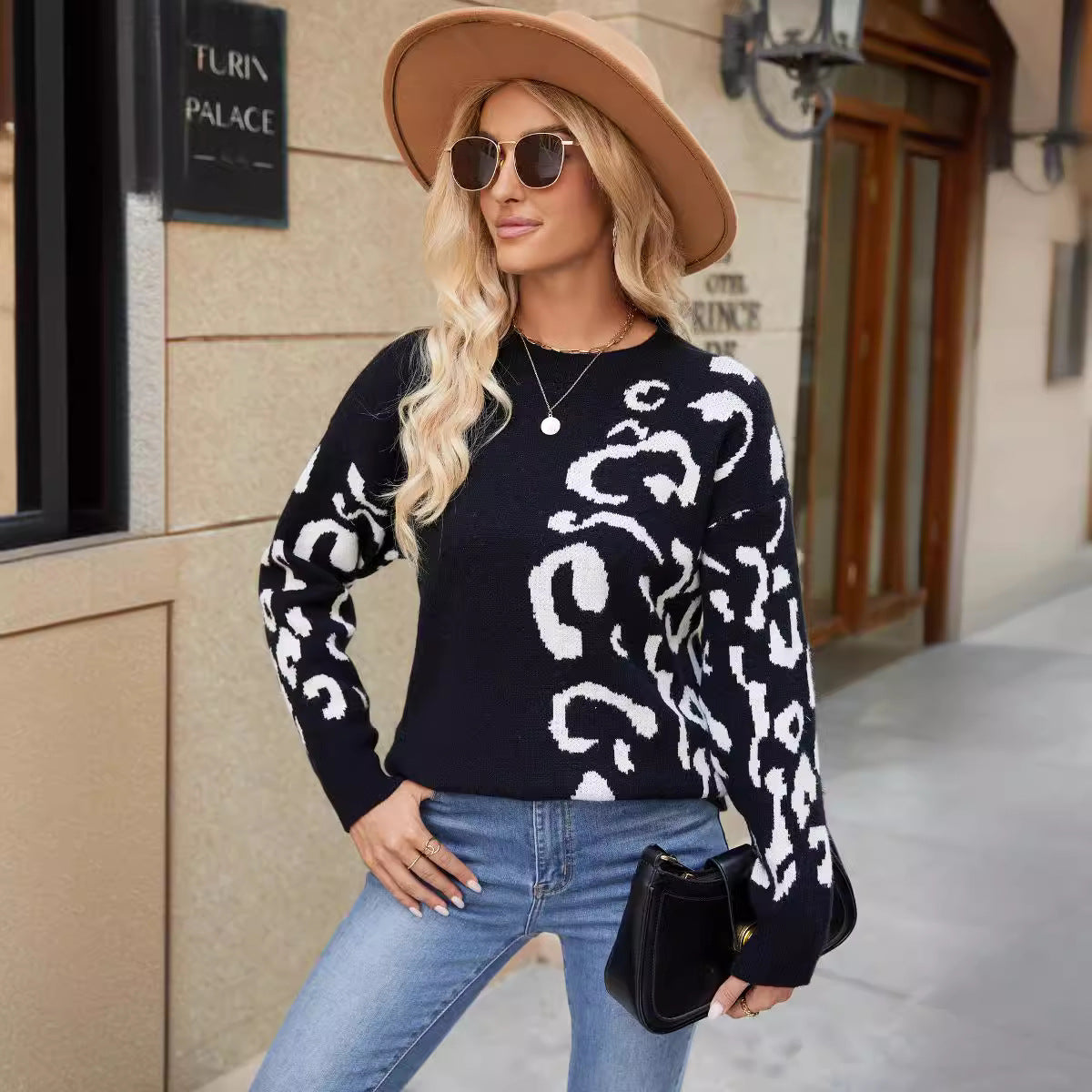 Animal print knitted sweater for women with a casual fit Chic und Stil