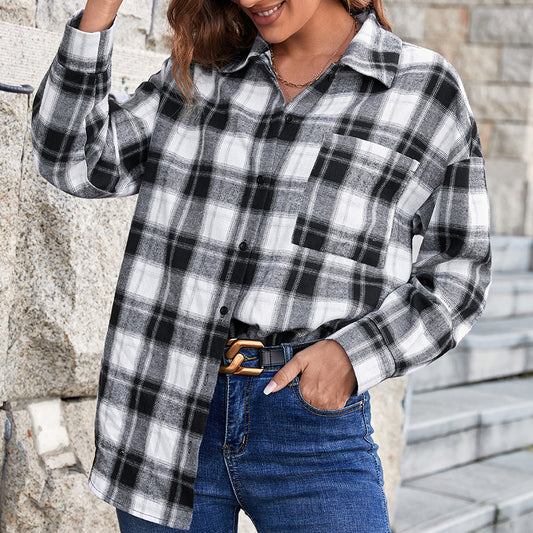 Chemise à carreaux oversize pour femmes avec des détails modernes Chic und Stil
