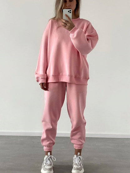 Casual set for women in oversized sweatshirt and jogger pants Chic und Stil