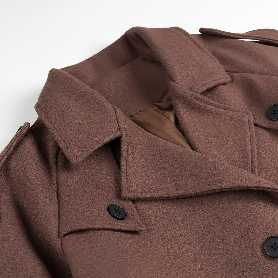 Dame élégante manteau court avec double rangée de boutons et ceinture à la taille Chic und Stil