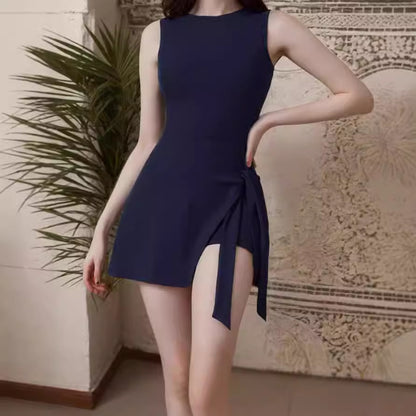 Mode de bain pour femmes avec drapé asymétrique et ceinture à nouer sur le côté Chic und Stil
