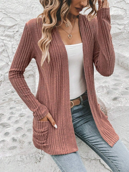 Veste en tricot pour femmes avec un motif en côtes réchauffant et des poches pratiques Chic und Stil
