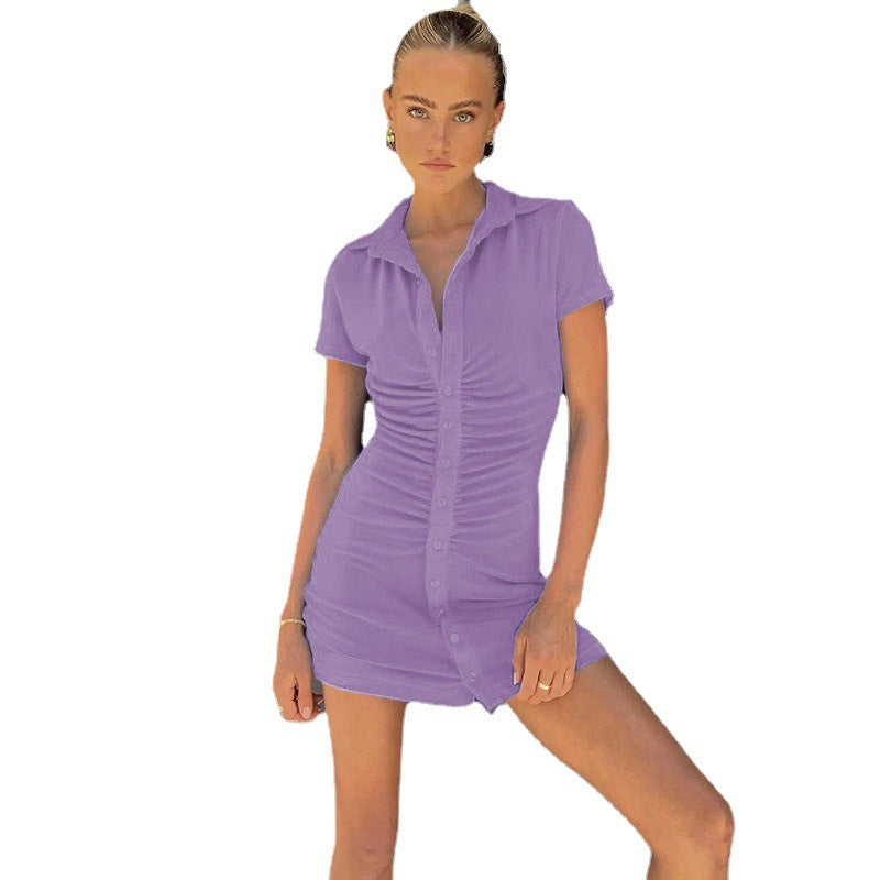 Robe courte et cintrée pour femmes avec des manches courtes, effet froncé vertical et détails de boutons à la mode de Chic und Stil
