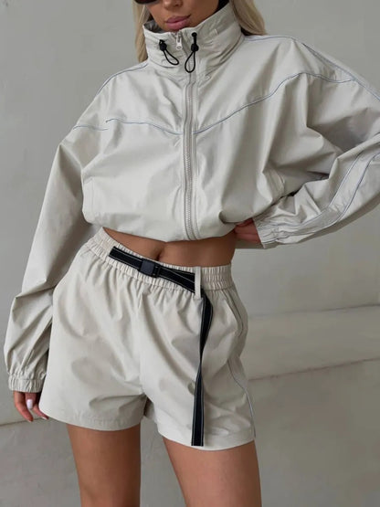 Ensemble sportif pour dames avec veste cropped et shorts Chic und Stil