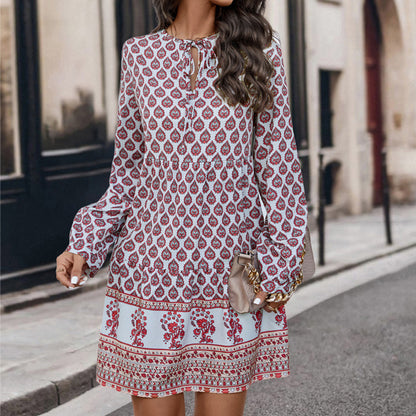 Robe blouse décontractée pour femmes avec un mélange de motifs ludique et des manches longues confortables Chic und Stil