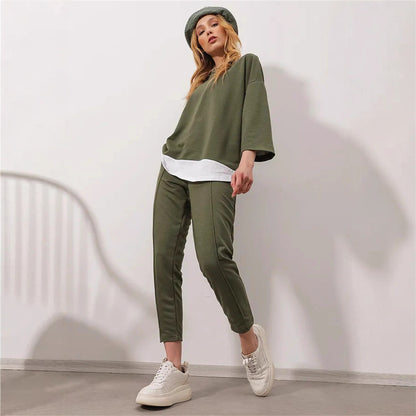 Costume de sport décontracté pour femmes avec haut asymétrique et pantalon évasé Chic und Stil