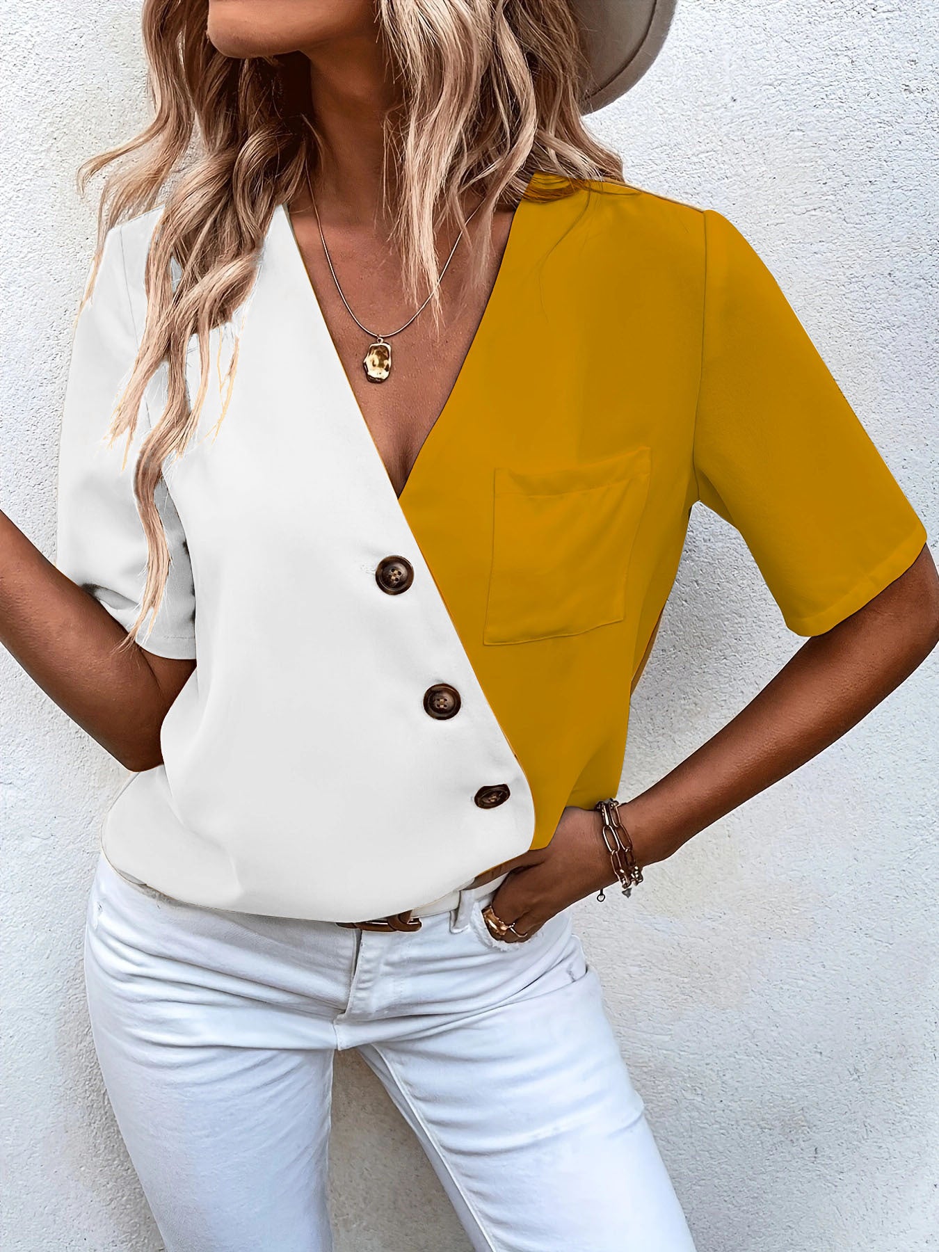 Blouse de designer pour femmes avec coupe asymétrique et élégant système de fermeture à boutons Chic und Stil