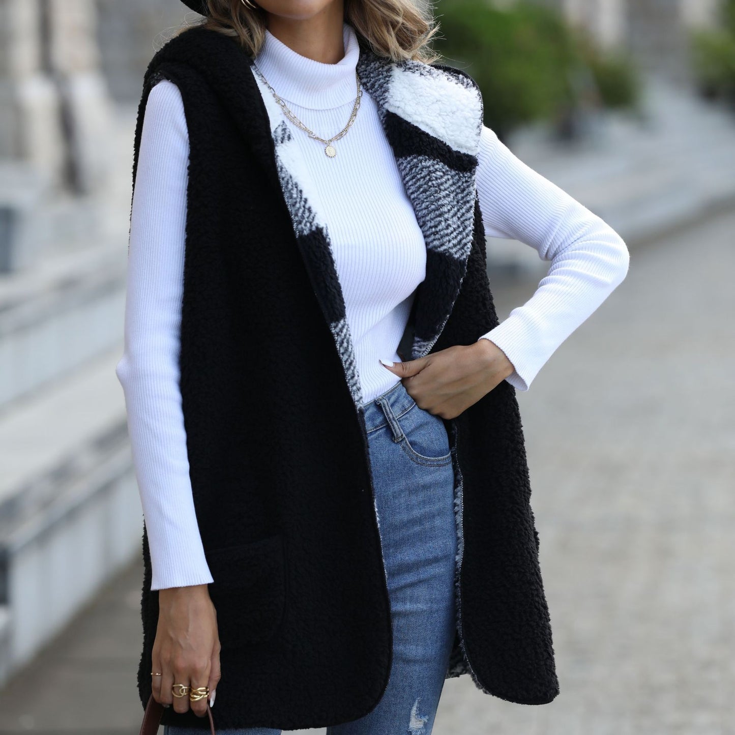 Dames gilet en polaire avec capuche et motif à carreaux Chic und Stil