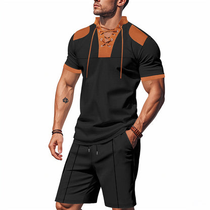 Polo-shirt pour hommes avec un design de laçage unique et des shorts assortis Chic und Stil