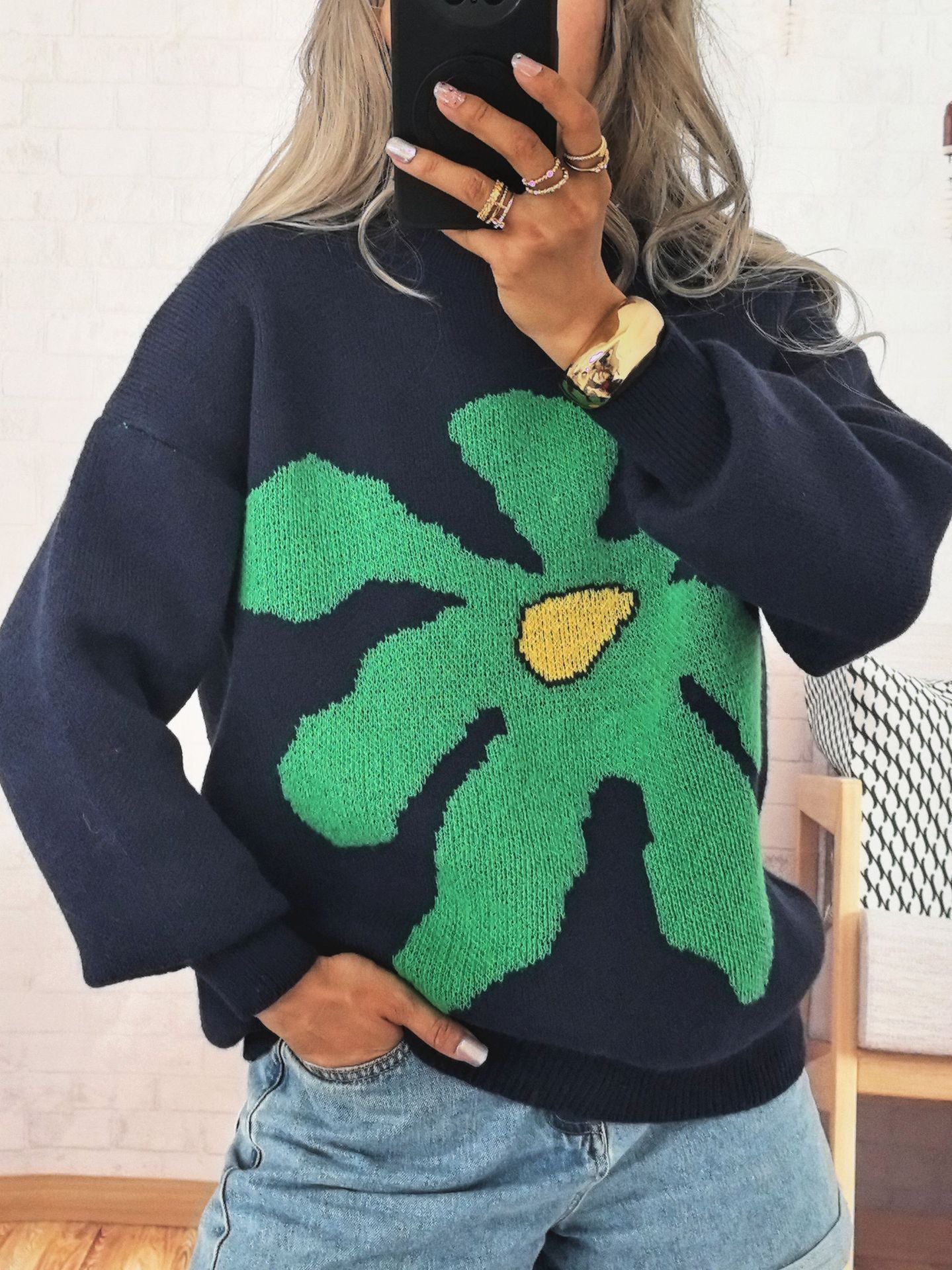 Pull femme avec motif floral saisissant et coupe décontractée Chic und Stil