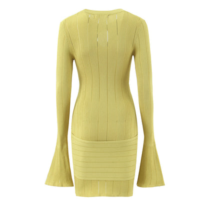 Robe en tricot ajustée pour dames avec un décolleté original et un volant Chic und Stil