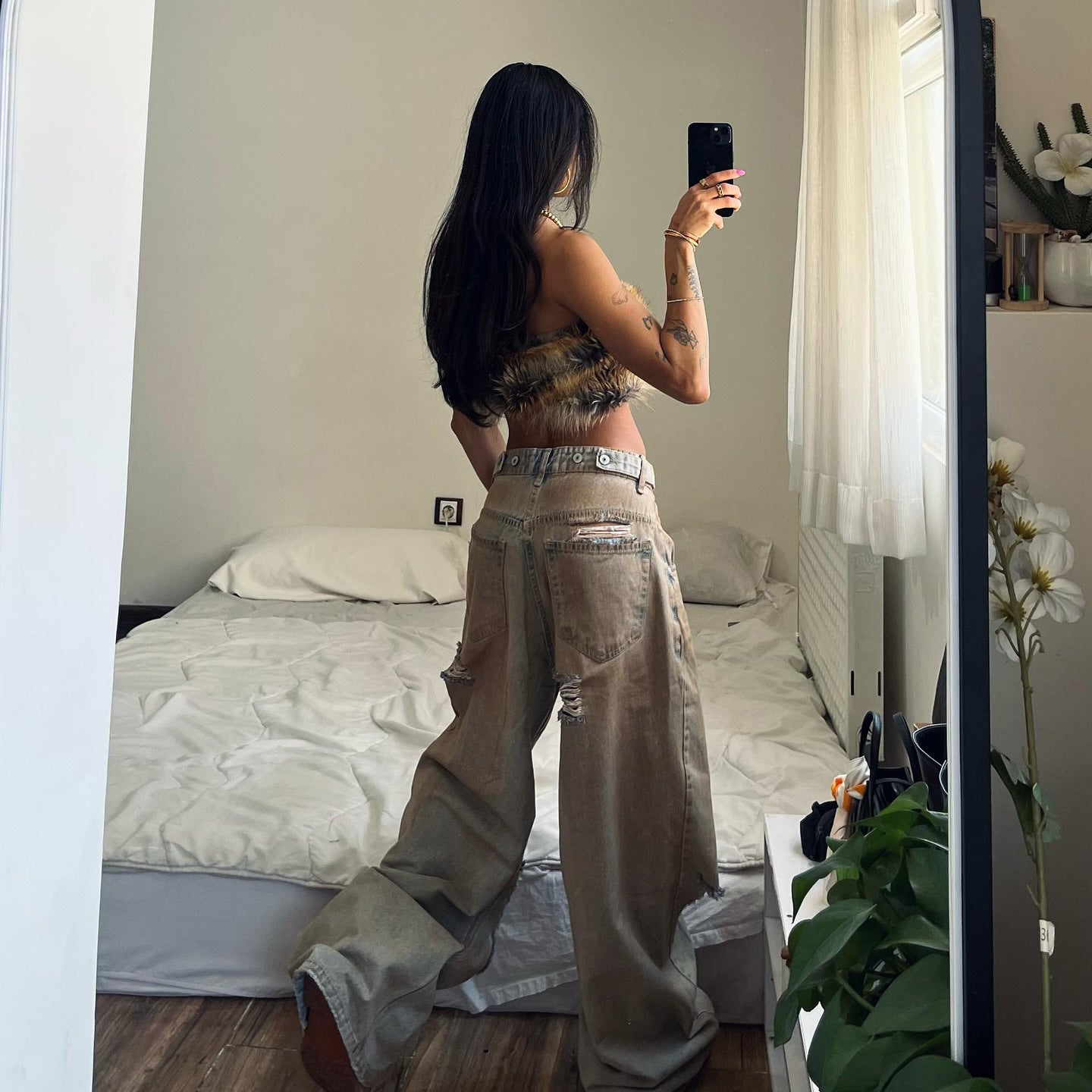 Baggy jeans for women with frayed hem and worn look Chic and Style