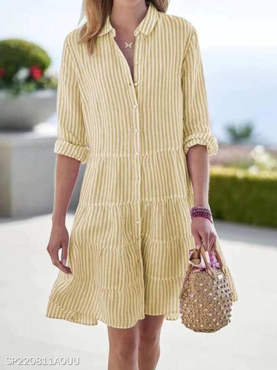 Robe chemise pour femmes avec un design rayé et une élégante patte de boutonnage Chic und Stil