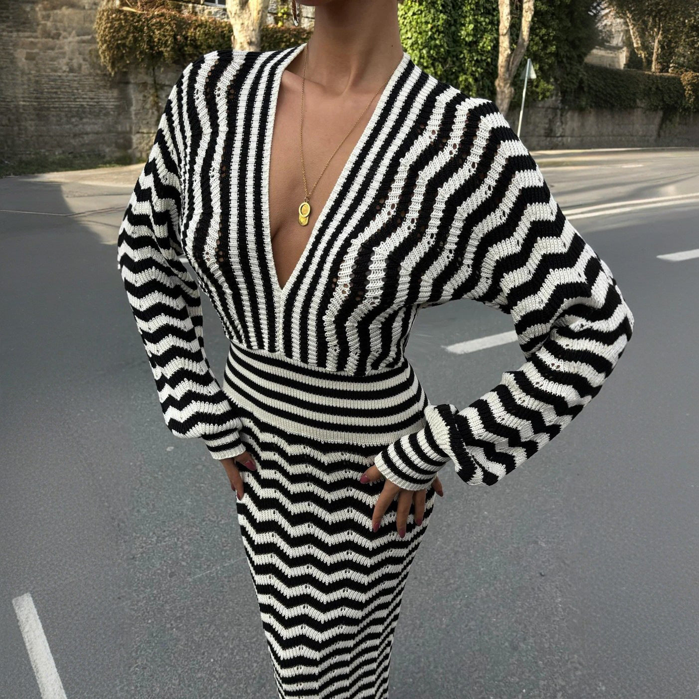 Robe tricot femme avec décolleté V profond et motif zigzag moderne Chic und Stil