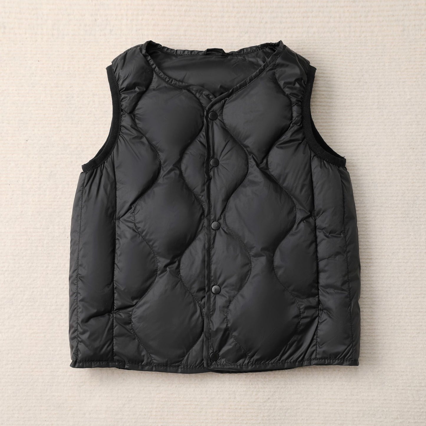 Sleeveless women's jacket with a stylish quilted pattern and functional snap buttons Chic and Style