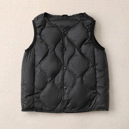 Sleeveless women's jacket with a stylish quilted pattern and functional snap buttons Chic and Style