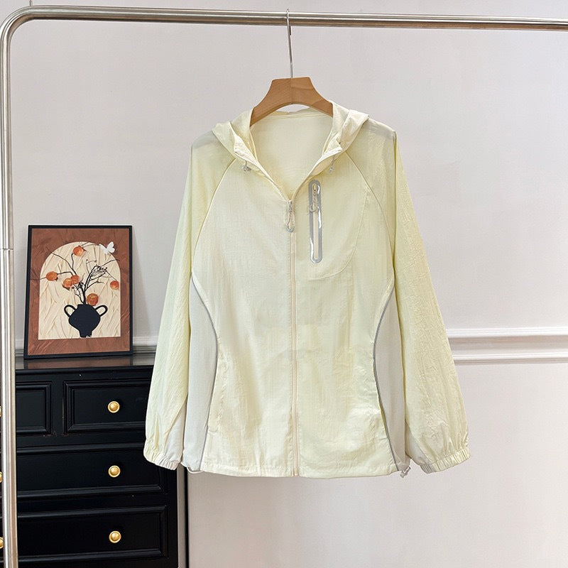 Veste de sport légère pour femmes avec capuche innovante et propriétés respirantes Chic & Stil