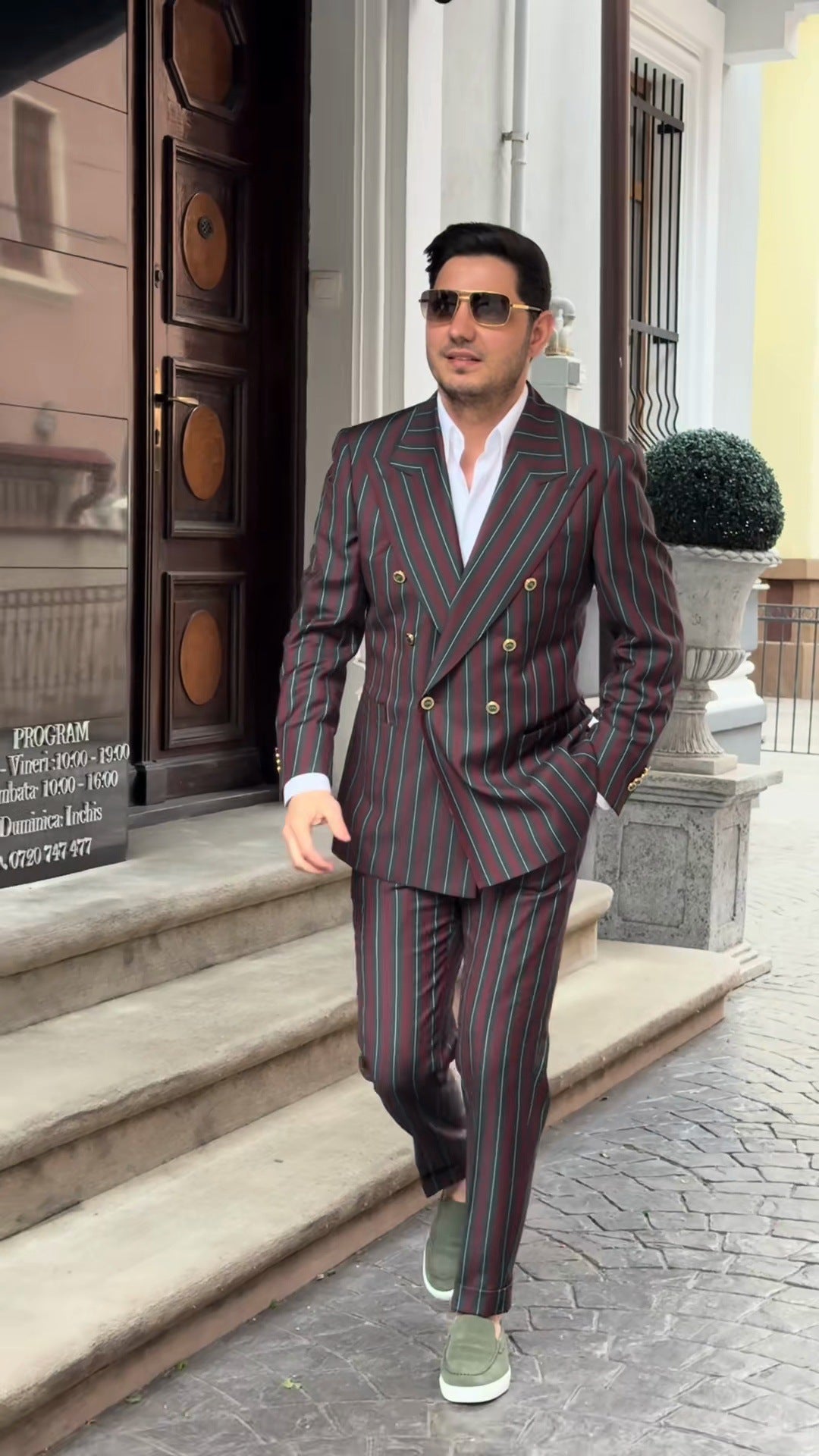 Costume élégant pour hommes avec double boutonnière et rayures à la mode Chic und Stil