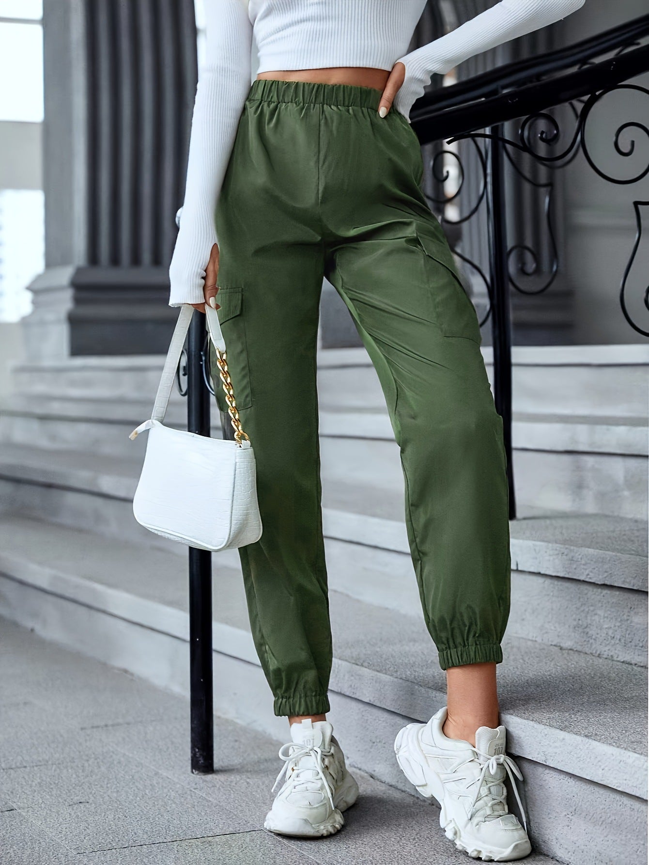 High-waisted cargo pants for women with practical side pockets Chic and Style
