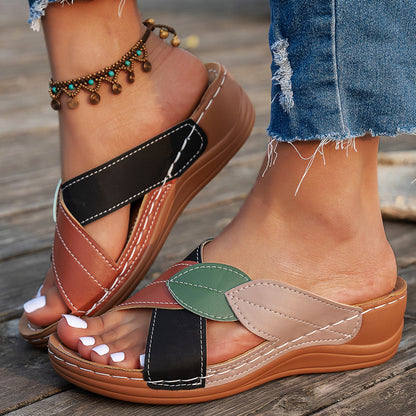 Sandales à brides confortables pour femmes avec détails de feuilles à la mode Chic und Stil