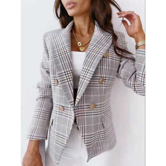 Blazer à carreaux pour femmes avec une coupe moderne et double rangée de boutons Chic und Stil