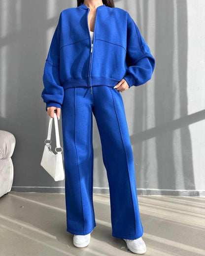 Casual look for women with a casual zip jacket and wide pants Chic and Style