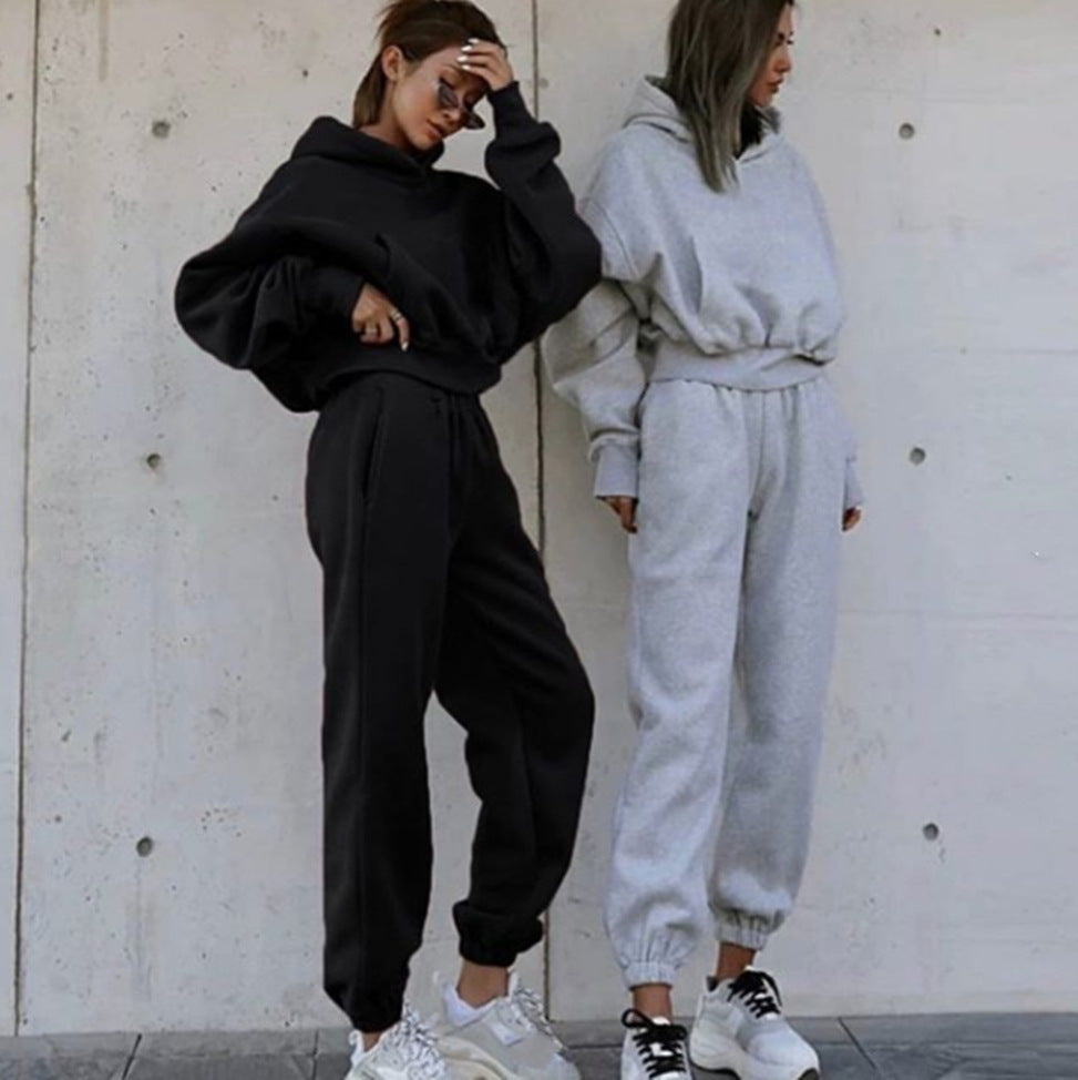 Oversized comfortable hoodie set for women and chic jogger pants