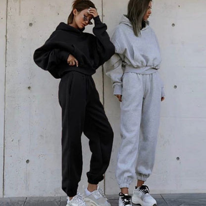 Oversized comfortable hoodie set for women and chic jogger pants