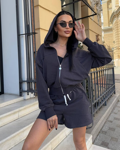 Ensemble de veste à capuche tendance pour femmes et shorts Chic und Stil