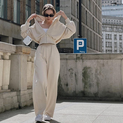 Dames Sweatpants avec hoodie court et coupe ample Chic und Stil