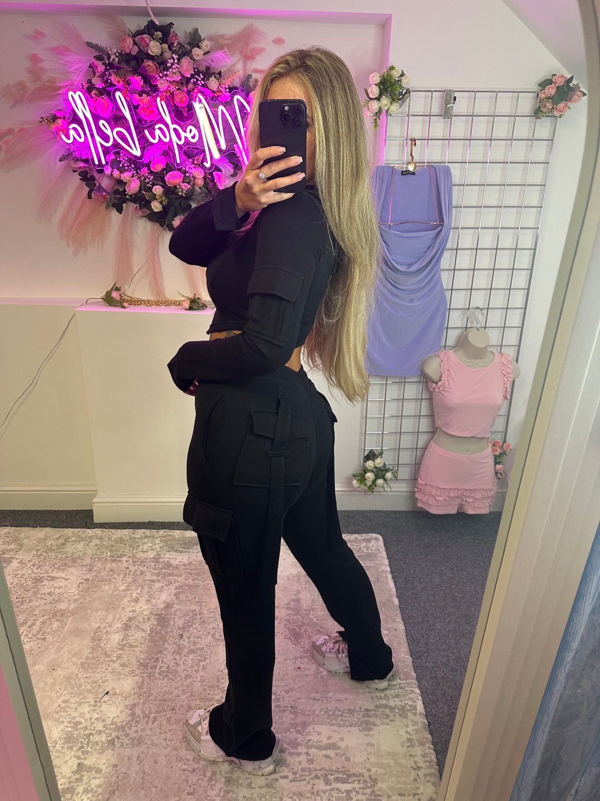 Chic and Style women's sporty crop top set and cargo pants with functional pockets