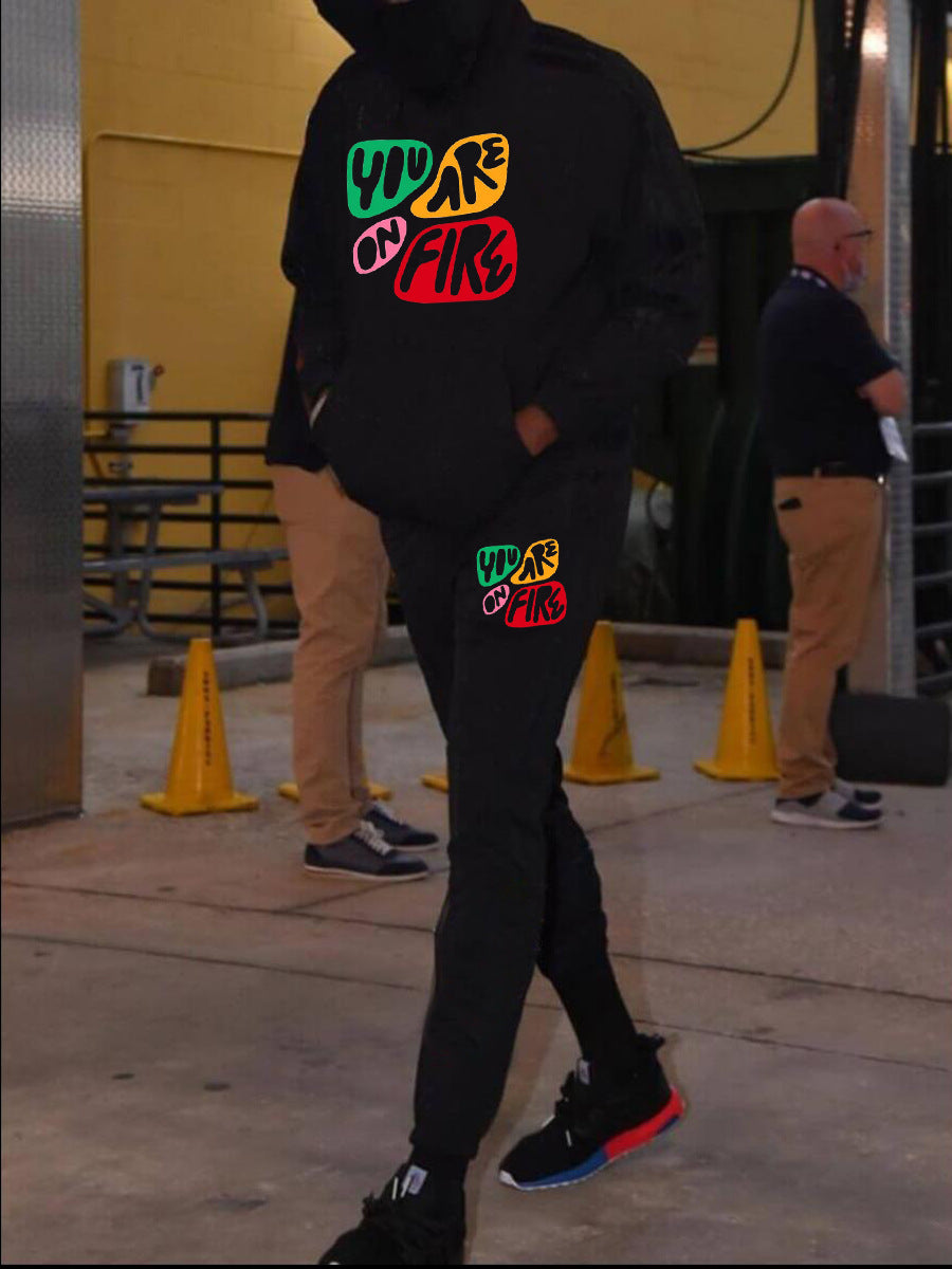 Hoodie and jogger pants set for men with creative print Chic und Stil