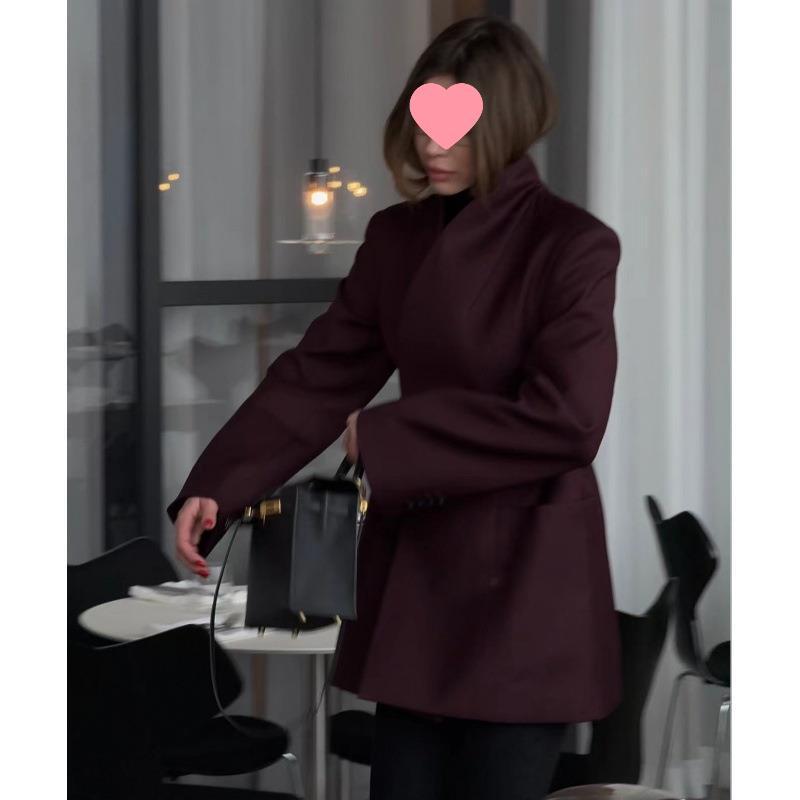 Asymmetrical blazer jacket for women with elegant waist and large pockets Chic und Stil