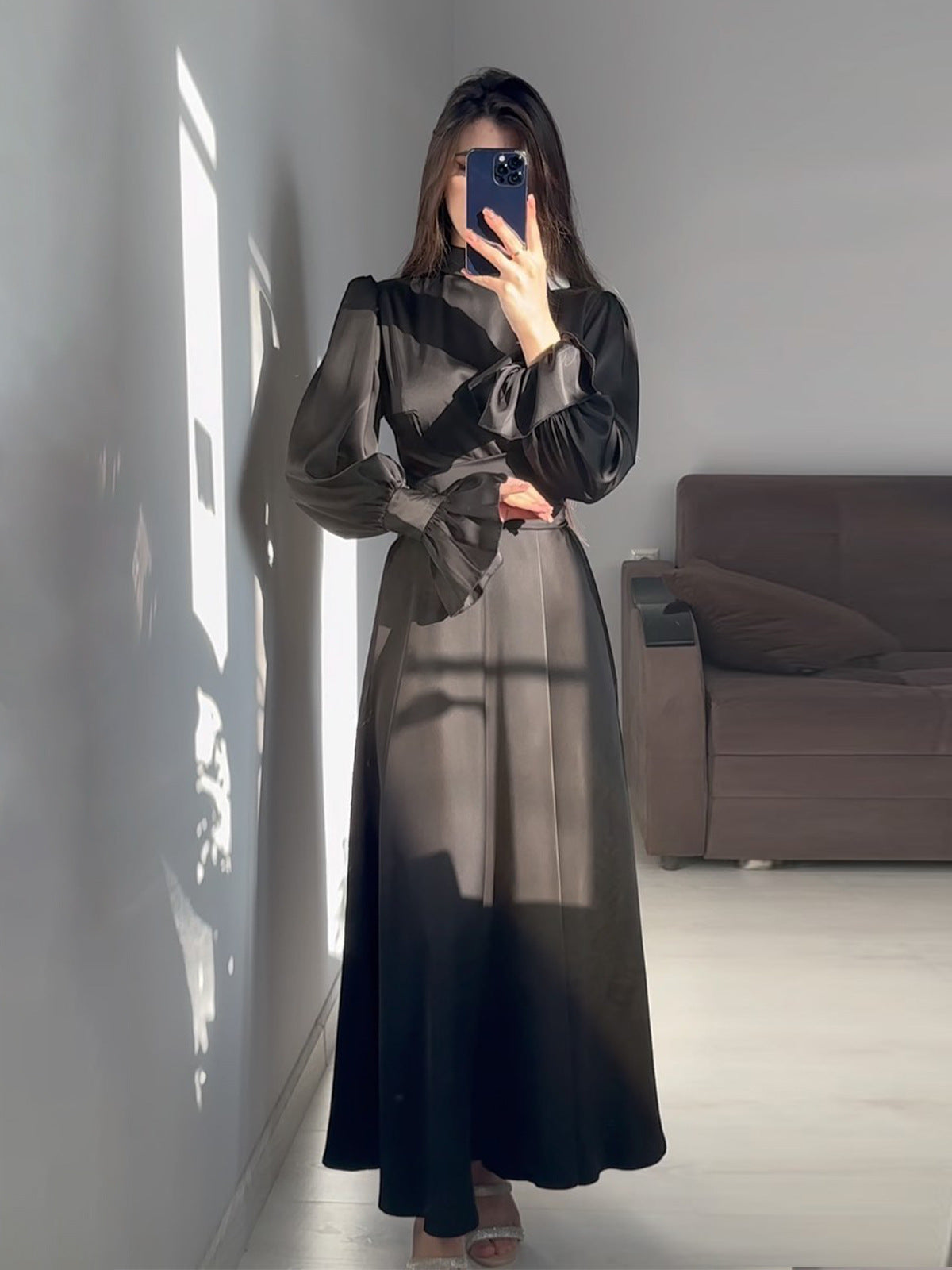 Femmes Robe maxi élégante avec des manches bouffantes voluminaires et une surface en satin de haute qualité Chic und Stil