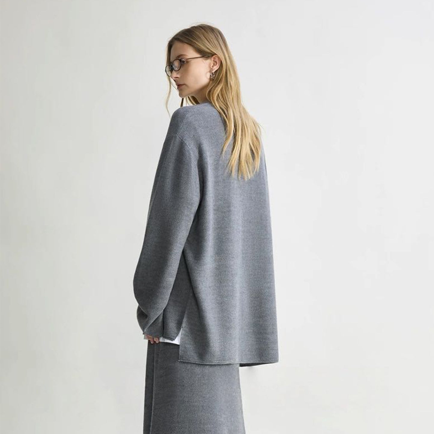 Oversized knitted pullover for women with V-neck and relaxed fit Chic und Stil