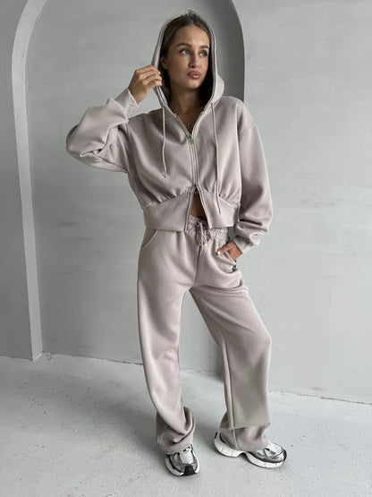 Cropped hooded jacket for women with full zip and matching jogger pants Chic und Stil