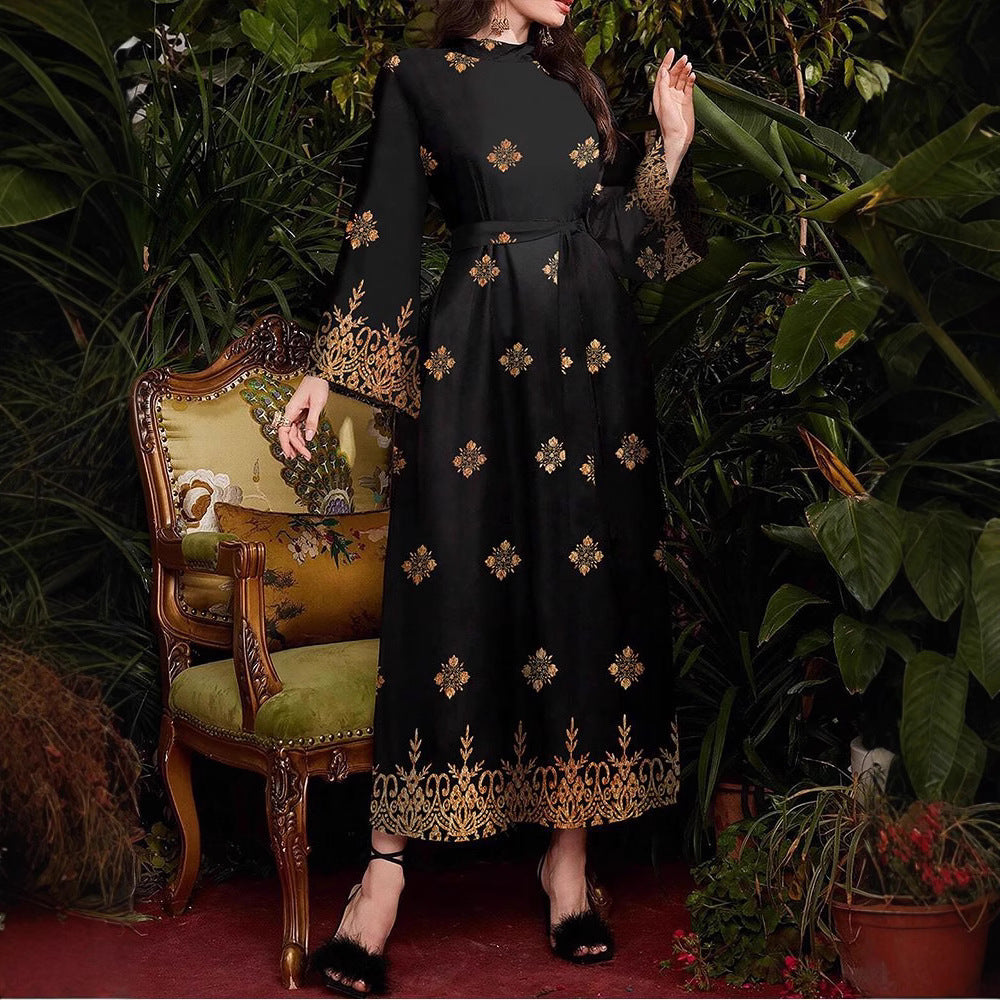 Robe de soirée festive pour femmes avec un élégant motif doré et floral Chic und Stil
