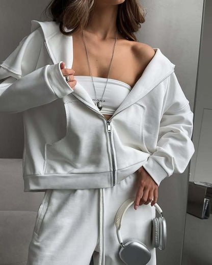 Ladies oversized casual hoodie and comfortable jogging pants with chic and stylish details