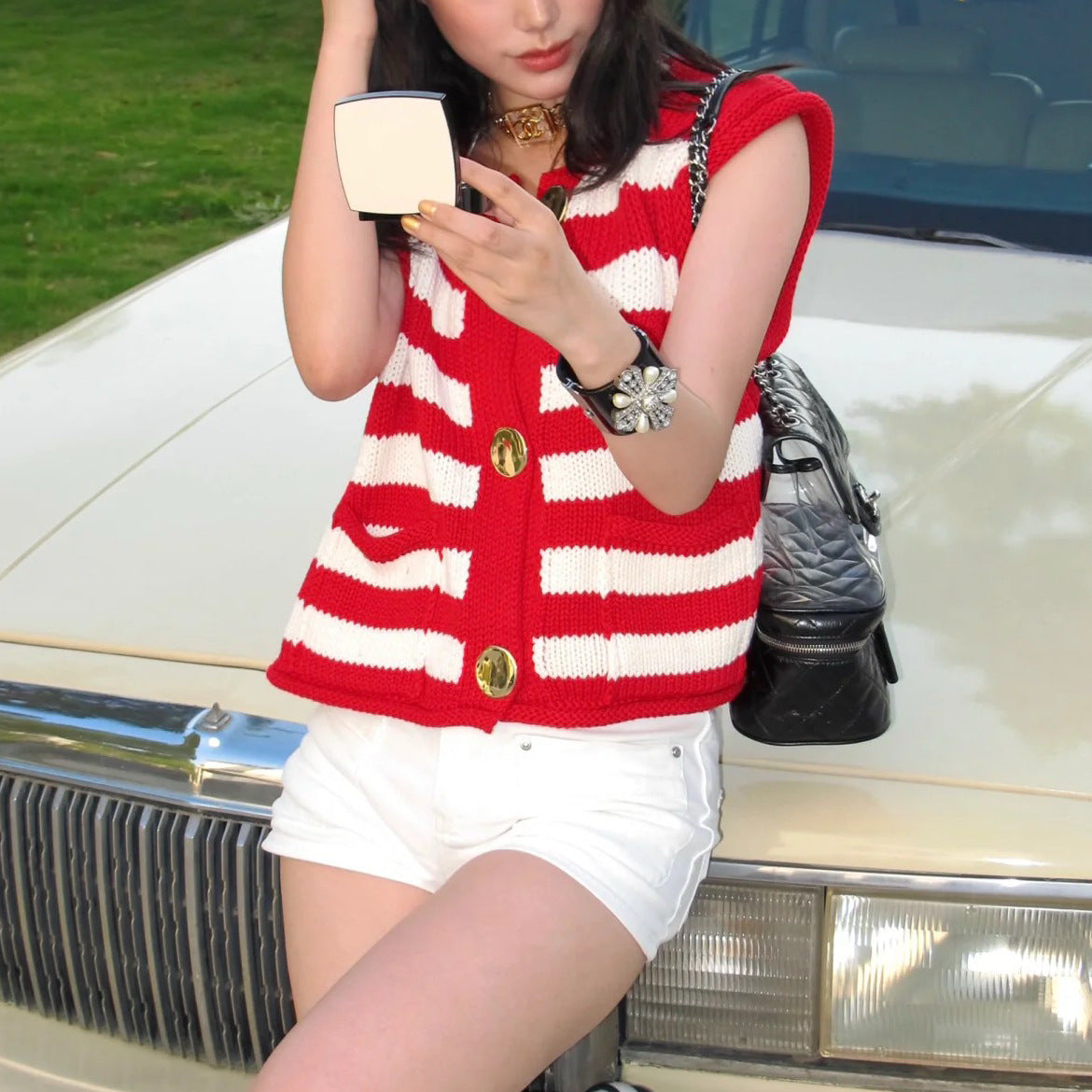 Dame gilet en maille avec de larges rayures et de gros boutons Chic und Stil